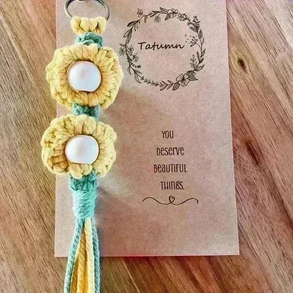 Yellow flower keychains - Picture 2 of 3